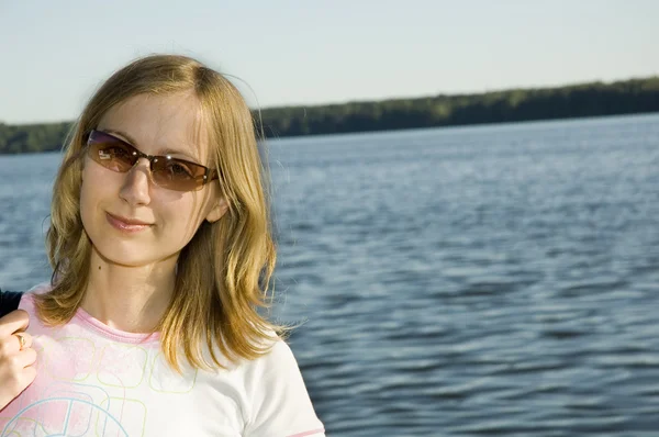 Mooi meisje op de achtergrond lake — Stockfoto