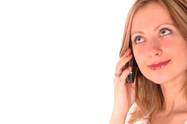 Ung kvinna talar per telefon — Stockfoto