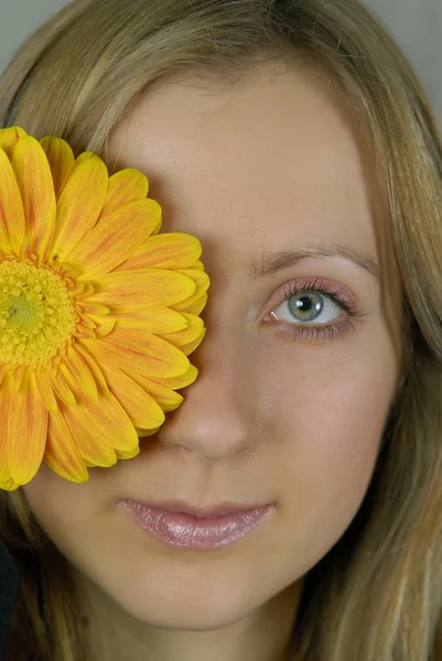 Jonge vrouw met bloem — Stockfoto