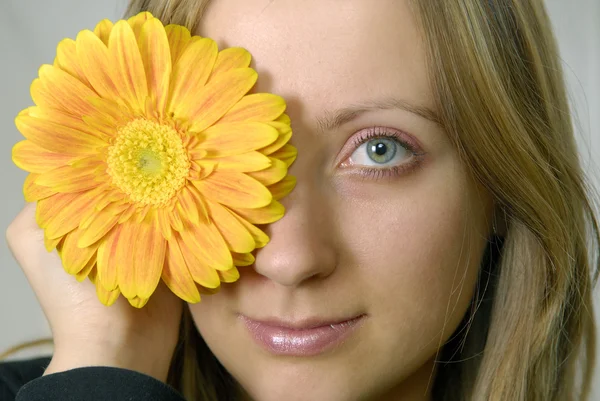 Mujer joven con flor —  Fotos de Stock
