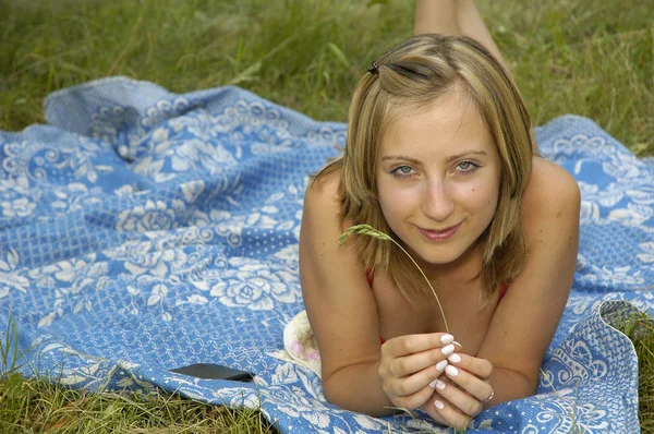 Trevlig tjej på gräs-tomten — Stockfoto