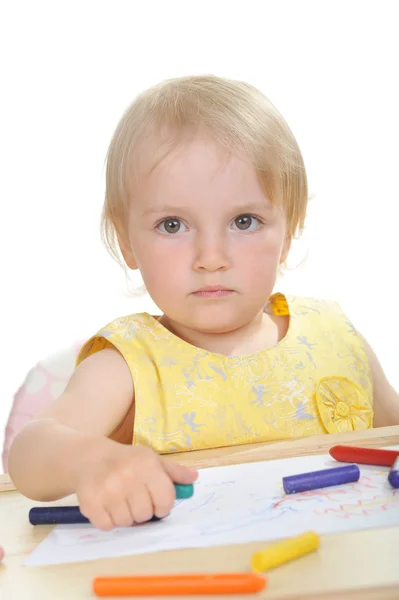 Маленькая девочка с карандашами — стоковое фото