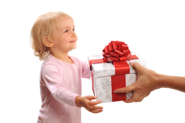 Κορίτσι παίρνει δώρο που απομονώνονται σε λευκό — Φωτογραφία Αρχείου