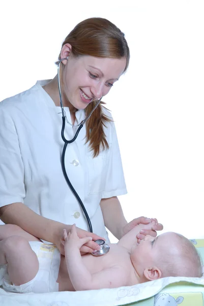 Femme médecin examens bébé — Photo