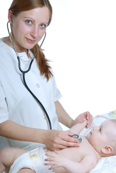 Женщина-врач осматривает ребенка — стоковое фото