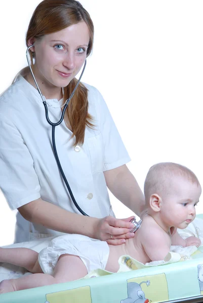 Kadın doktor sınav bebek — Stok fotoğraf