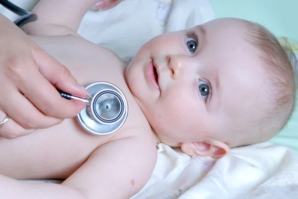 Doktor sınav bebek — Stok fotoğraf