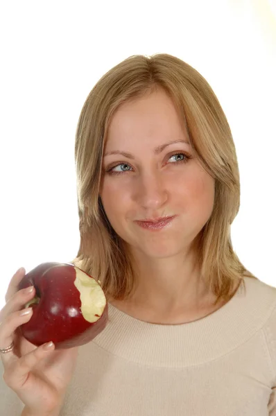 사과를 든 젊은 여자 — 스톡 사진