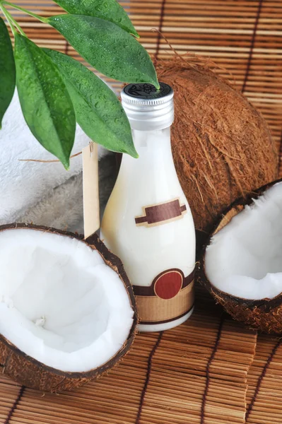 Kokos och massage olja — Stockfoto