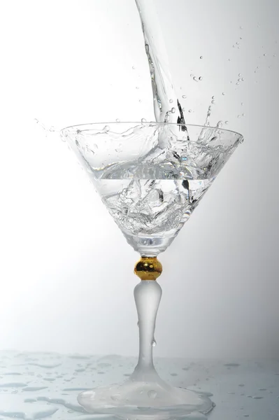 Flüssigkeit im Cocktailglas — Stockfoto