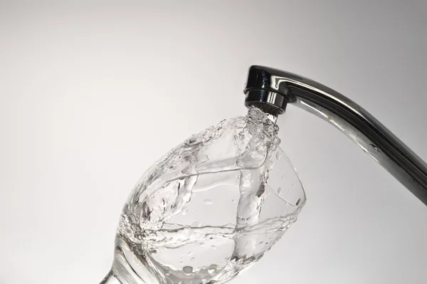 Vatten från kranen — Stockfoto