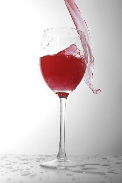 Vloeistof in wijnglas — Stockfoto
