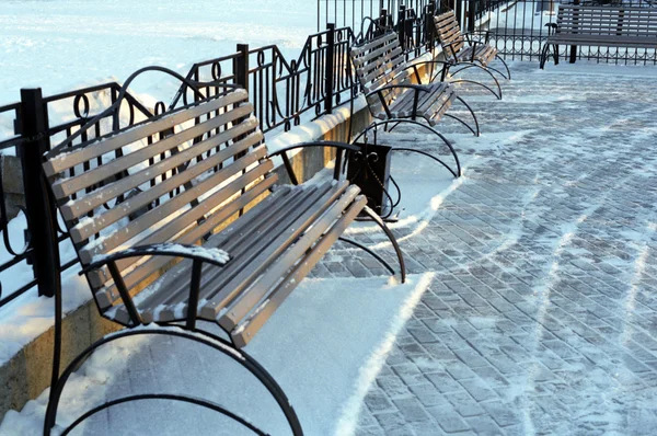 Скамейки его зимний парк в городе — стоковое фото