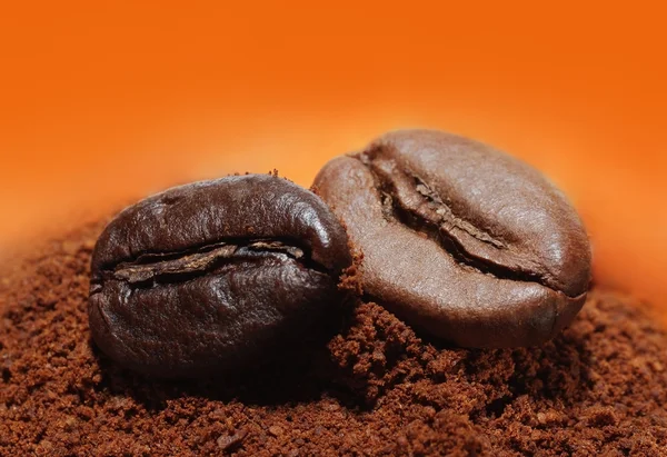 Кофейные зерна и гранулы молоть кофе — стоковое фото