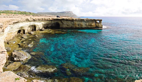 Modrá marina a mořskými jeskyněmi — Stock fotografie