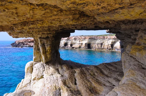 Modrá marina a mořskými jeskyněmi Royalty Free Stock Fotografie