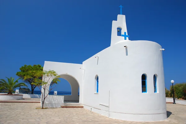 Sahilde beyaz kilise. Samos Island - Stok İmaj