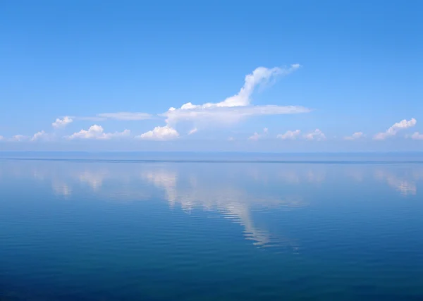 Cloud zoals vliegtuig, lake baikal, Rusland — Stockfoto