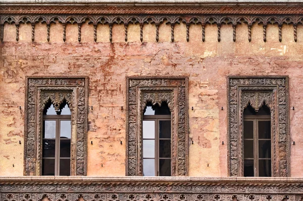 Windows in mantova, Italië — Stockfoto