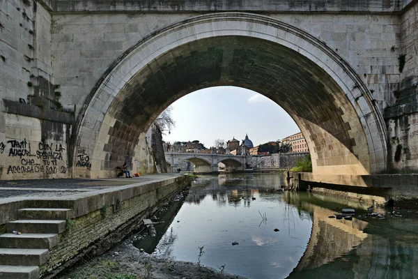 Vatican from under the bridge — Stock Photo, Image