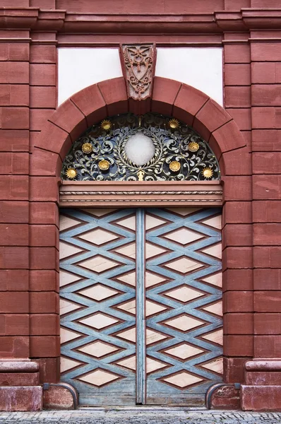 Дверь дворца — стоковое фото