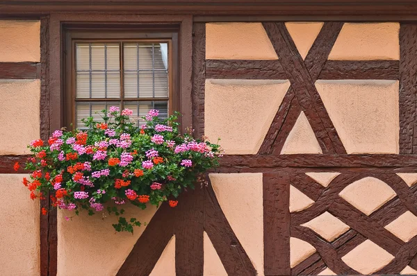 Окно с деревянной рамой — стоковое фото