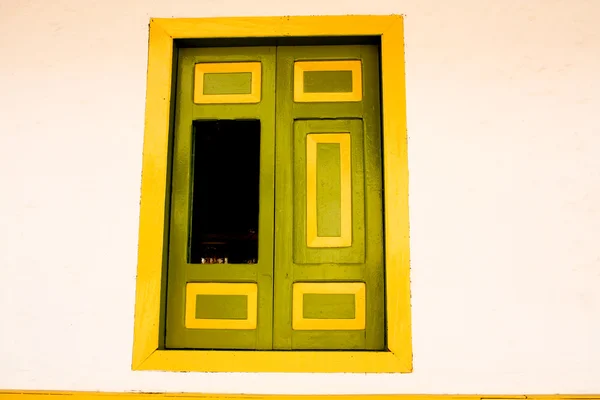 Типичное окно, колумбийский колониальный — стоковое фото