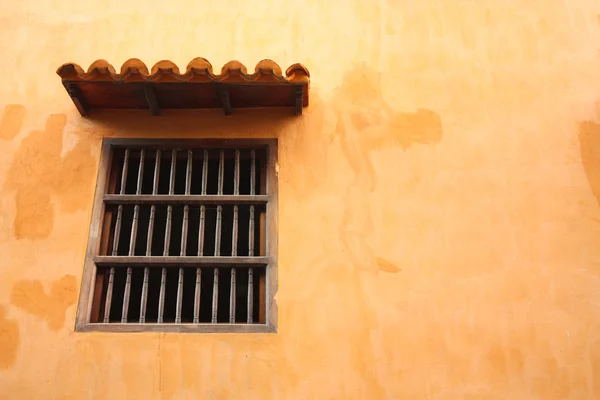 窗口中，西班牙殖民时期风格. — 图库照片