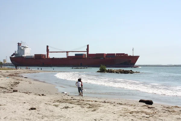 Navire de transport dans les Caraïbes plage — Photo