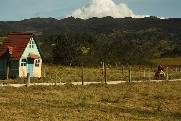 Evi ve Kolombiya Andes binici — Stok fotoğraf