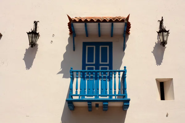 Ayrıntı. Colonial ev. tipik balkon — Stok fotoğraf