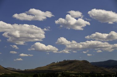 Bulutlar ve hillside