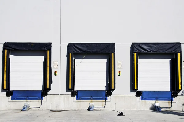 Três portas de carga — Fotografia de Stock