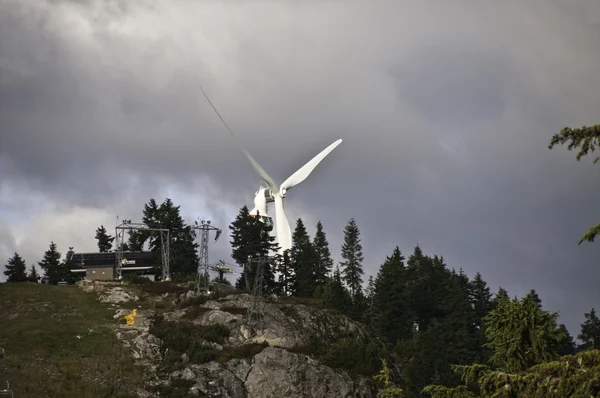 Hatalmas szélturbina a grouse mountain — Stock Fotó