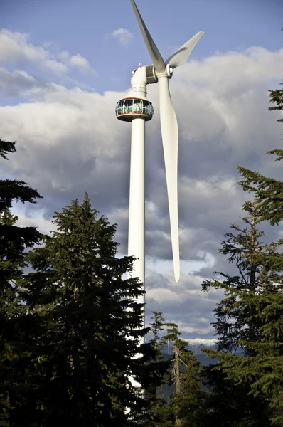 Величезна вітрова турбіна на горі зарості — стокове фото