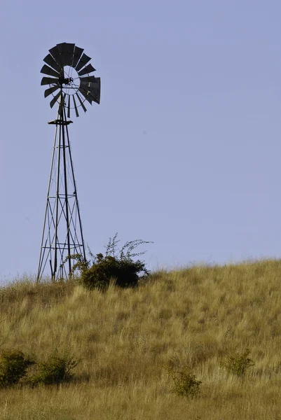 Starý větrný mlýn čerpadlo — Stock fotografie