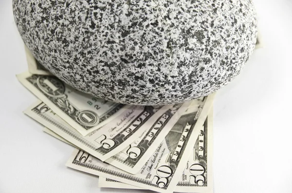 Dinheiro debaixo de uma rocha — Fotografia de Stock