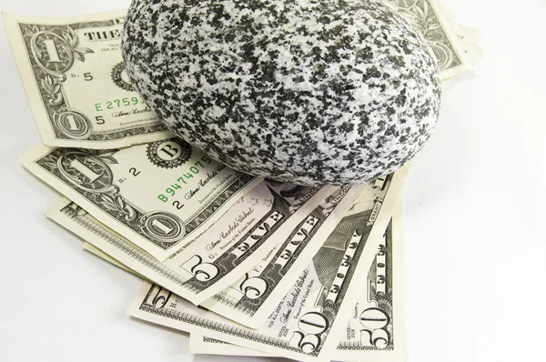 Dinheiro americano debaixo de uma rocha — Fotografia de Stock