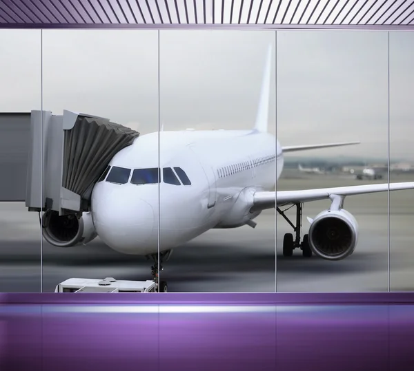 Samolotu pasażerskiego w porcie lotniczym — Zdjęcie stockowe