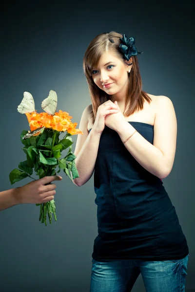 Девушка получает букет цветов — стоковое фото