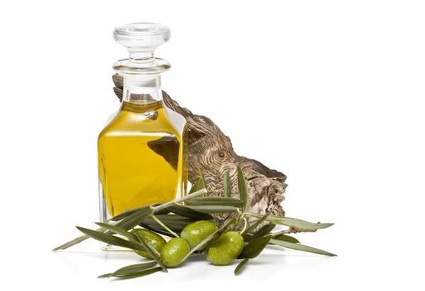 Flaske med olivenolje og oliven . – stockfoto