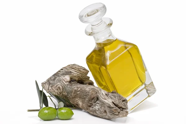 Botella de aceite de oliva y aceitunas . — Foto de Stock
