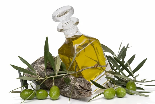 Sticlă de ulei de măsline și măsline . — Fotografie, imagine de stoc