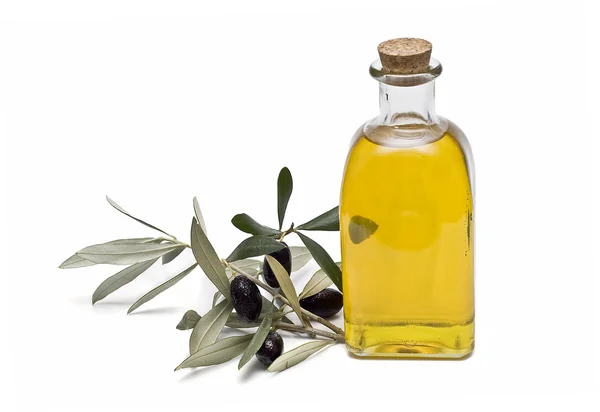 Olivenölflasche und Oliven. — Stockfoto