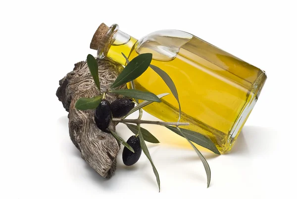 Láhev na olivový olej a olivy. — Stock fotografie