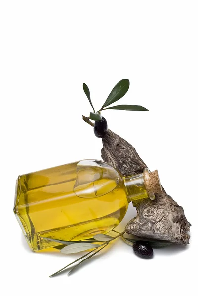 Olivenölflasche und Oliven. — Stockfoto