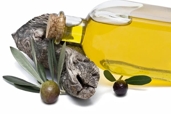 Пляшка оливкової олії та оливки . — стокове фото