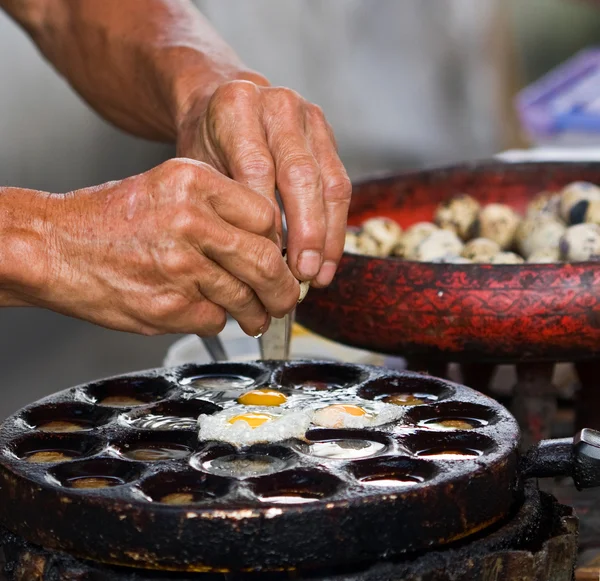 Перепелиные яйца на улице — стоковое фото