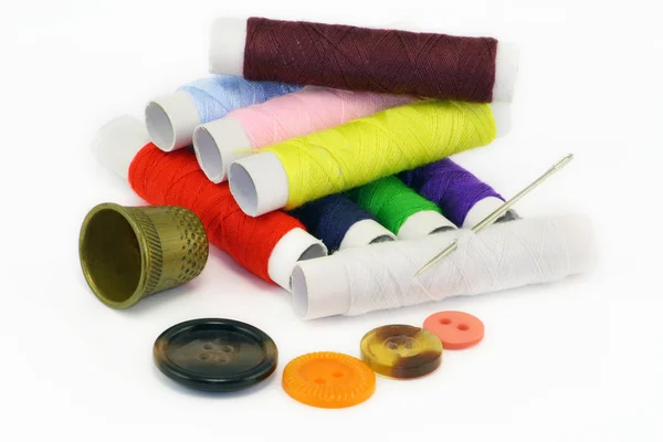 Multi-coloured threads and needles — Stock Photo, Image