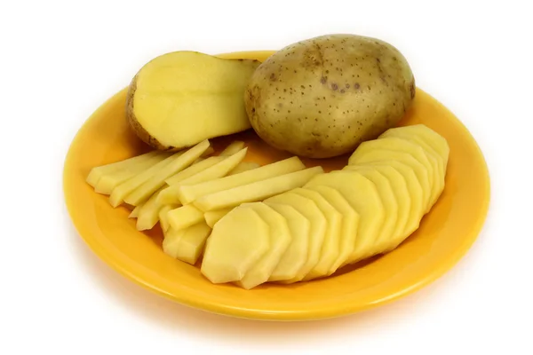 Ruwe een aardappel gesneden door segmenten — Stockfoto
